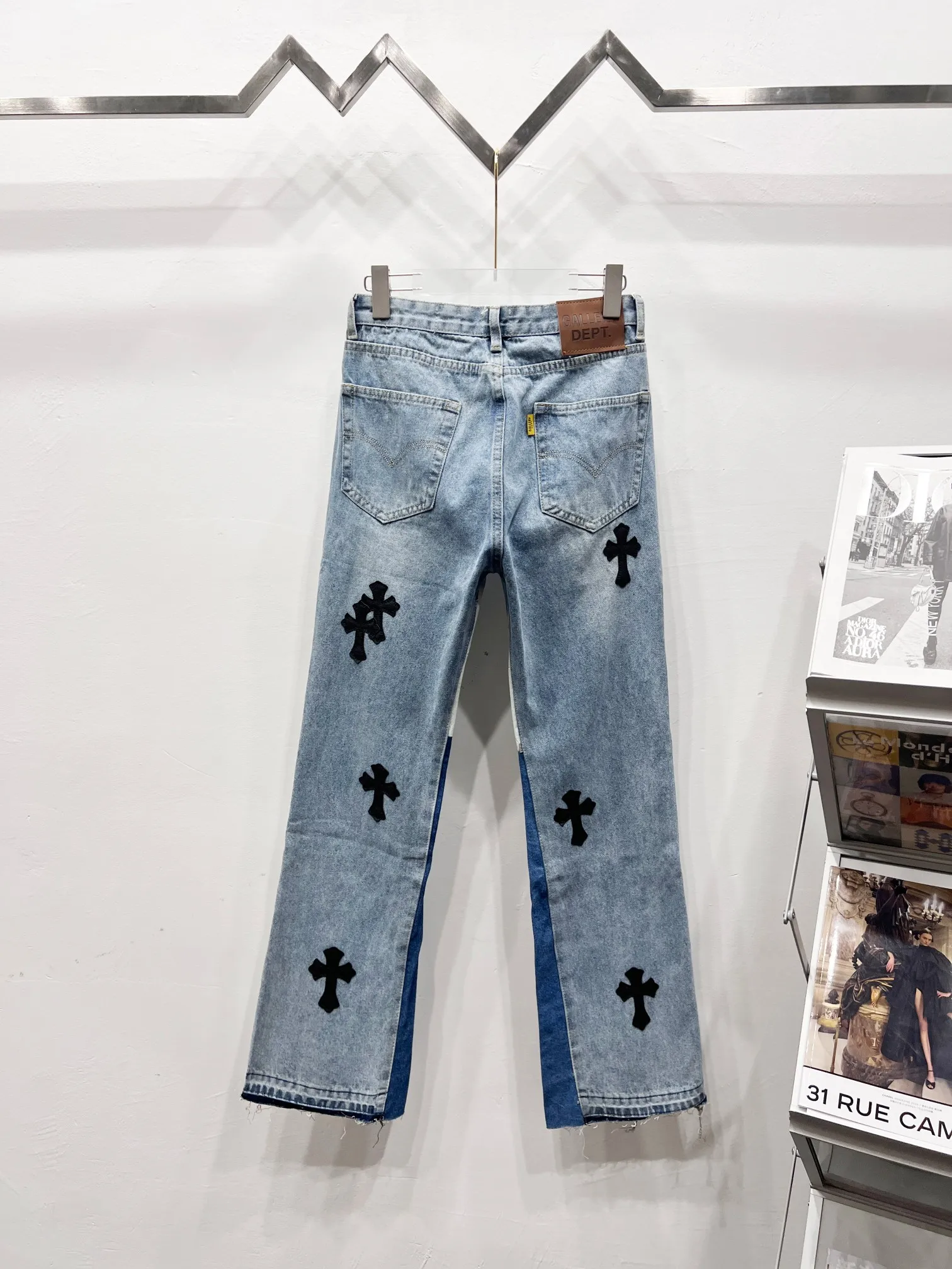 P260 Style No.: (c065) GALLERY DEPT spliced cross loose washed flared jeans, truly restoring the ultimate texture of Vintage. The original hardware accessories, washed and other elevators, QR code analysis are all purchased from the original factory, high degree of restoration, you are welcome to compare the products~ Three-dimensional version, loose and comfortable, not picky about the figure, taller and slimmer, factory Seiko, original factory quality control, same style for men and women, can be matched with couples, versatile recommendation, must-have jeans for all seasons, fashionable people have been disappointed From the quality selection of fabrics, the tailoring of details, and the matching of patterns, everything is impeccable! The upper body is so handsome when worn...it can be easily worn by men, women and children! The craftsmanship uses heavy-duty washed pure cotton denim fabric. After washing, it is soft and thick. It is very stylish when worn on the body. Size: 28, 30, 32, 34, 36 (S-XXL) Color: Stitching